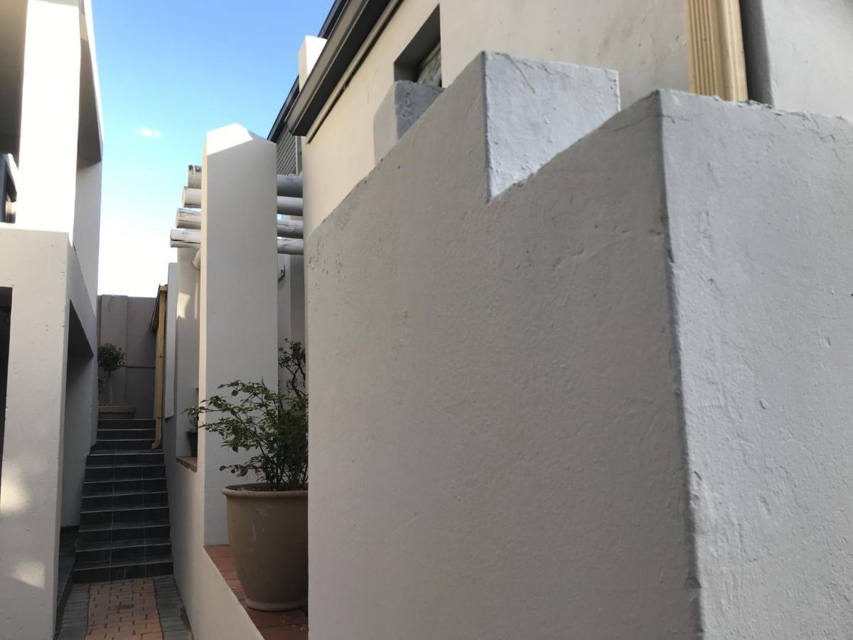 Aluve Guesthouse ヨハネスブルグ エクステリア 写真