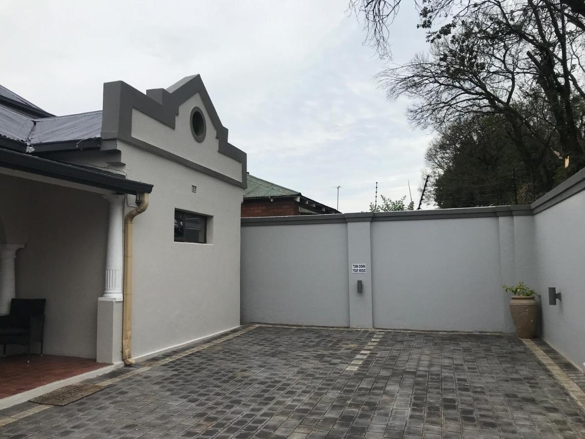 Aluve Guesthouse ヨハネスブルグ エクステリア 写真