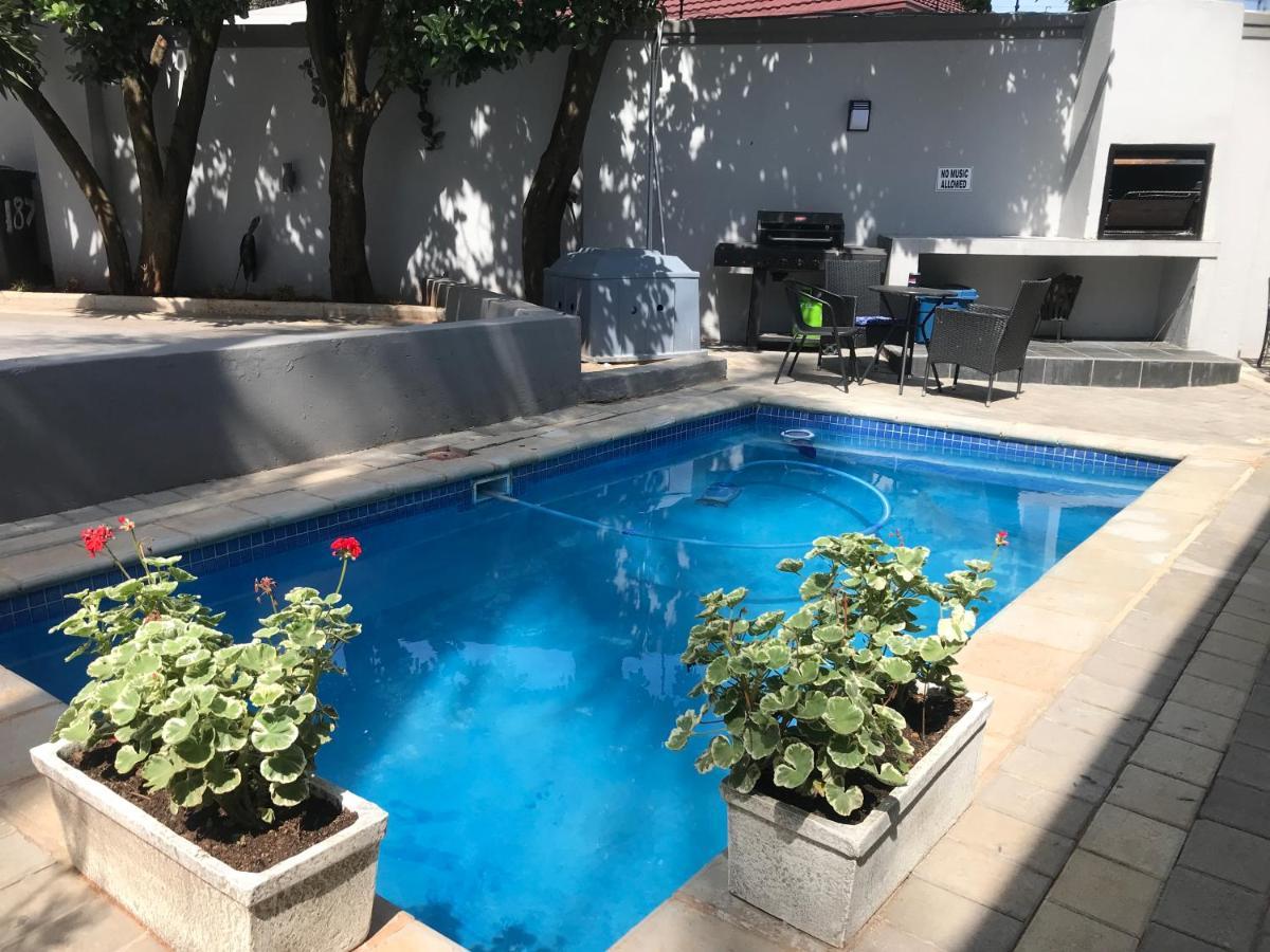 Aluve Guesthouse ヨハネスブルグ エクステリア 写真